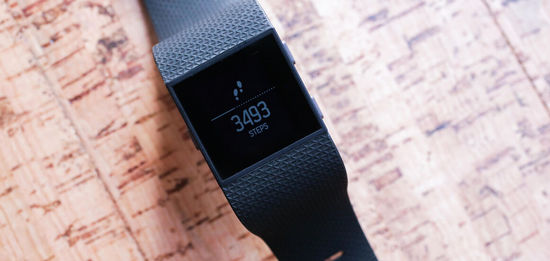 Fitbit Surge大升級：續(xù)航翻倍，新添跑步提醒