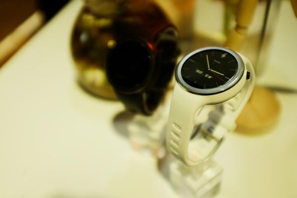 moto 360運(yùn)動版發(fā)布 黑白橘三色款售2388元