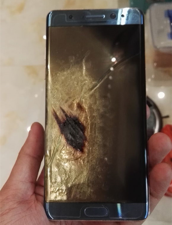 國行版也炸了！網友爆料玩Note 7時突然黑屏發(fā)生爆炸