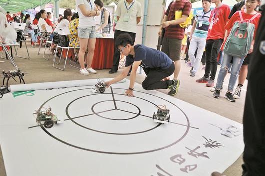 大學生團隊發(fā)明“餐桌機器人”